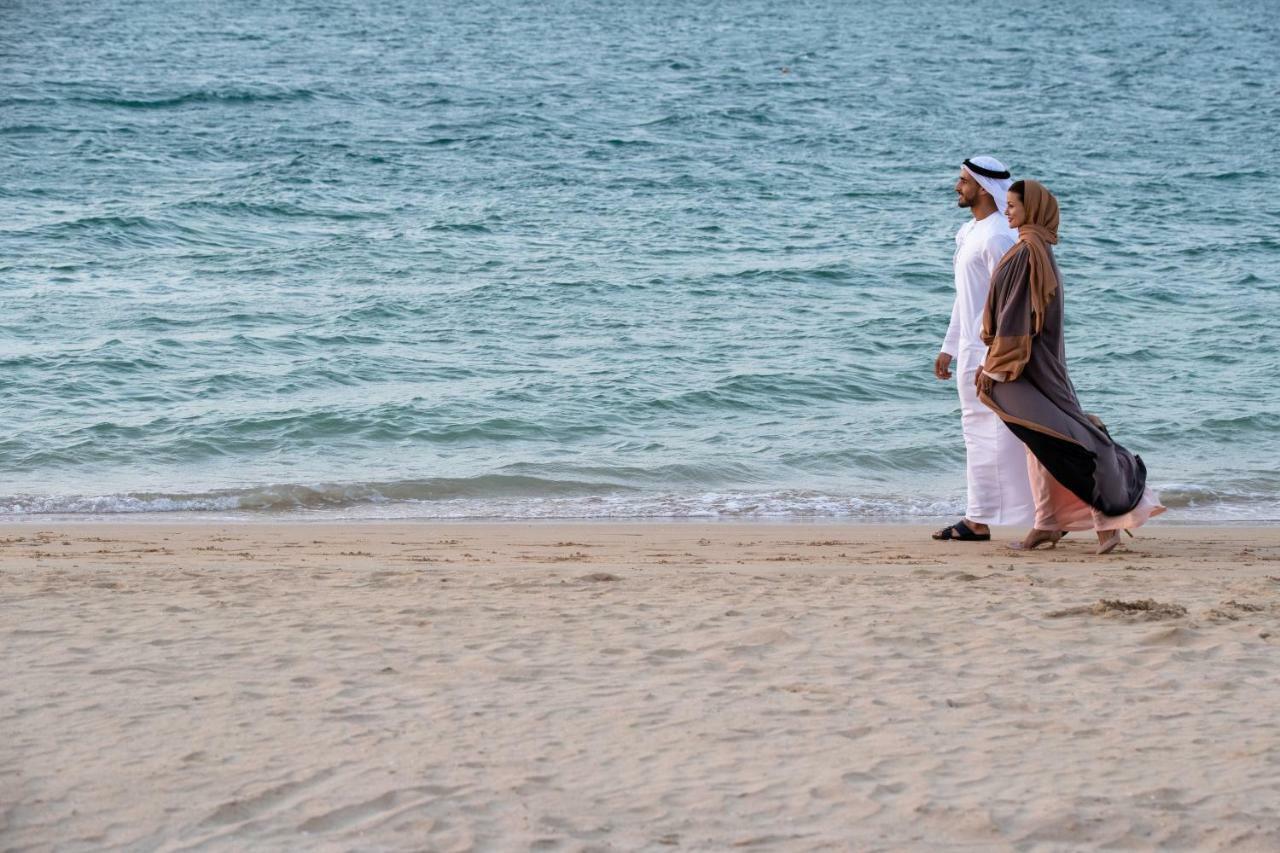 Jumeirah Zabeel Saray Dubai Exterior photo A couple in traditional Emirati dress