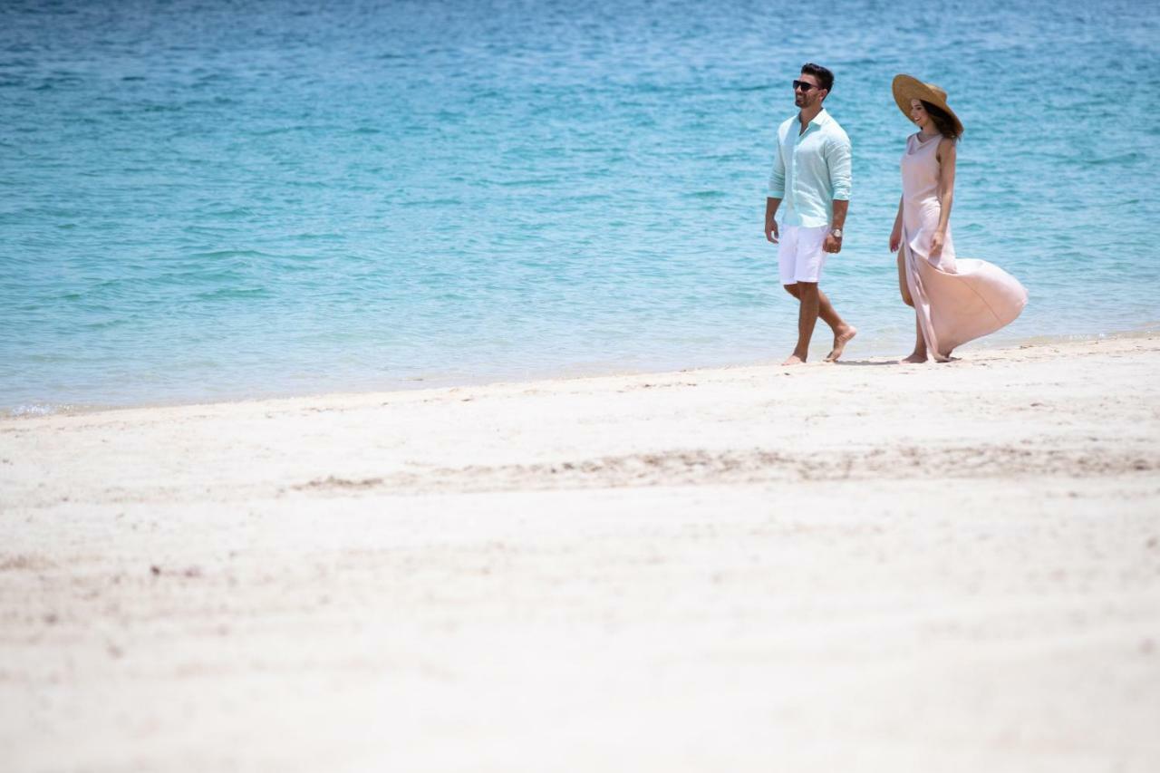 Jumeirah Zabeel Saray Dubai Exterior photo A couple walking on the beach